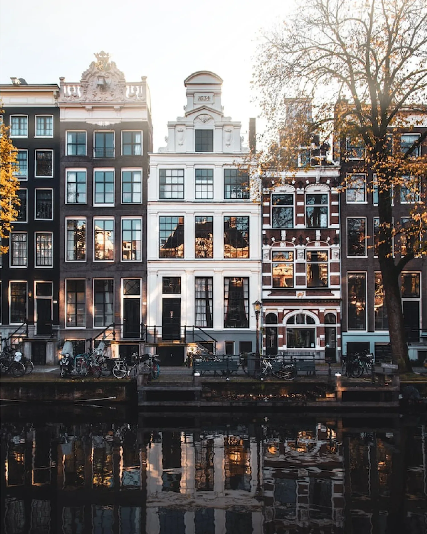 Klassieke Amsterdamse grachtenpanden weerspiegeld in het water — Nieuw Amsterdams Huys