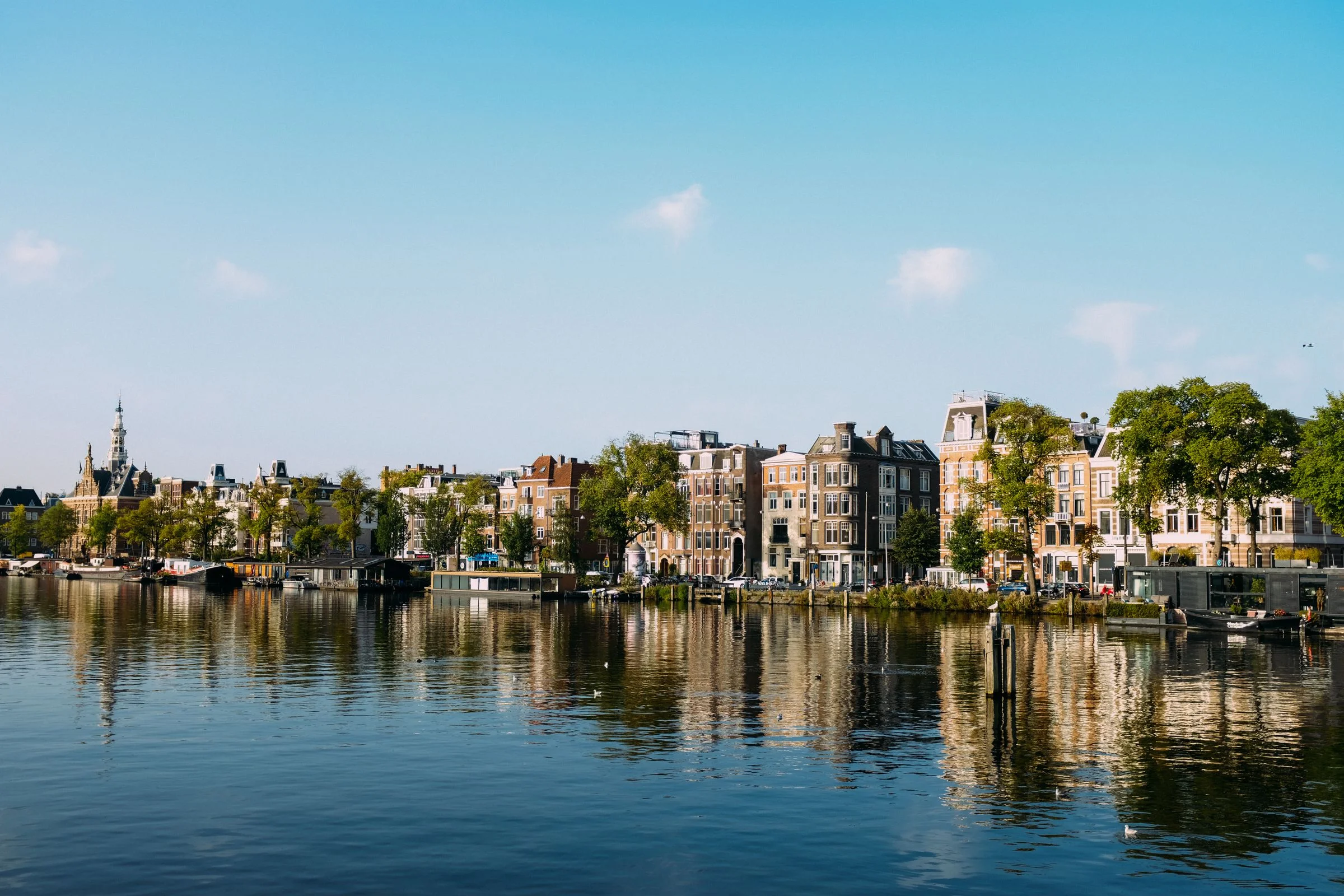 Amsterdamse grachtenpanden en bomen langs de Amstel