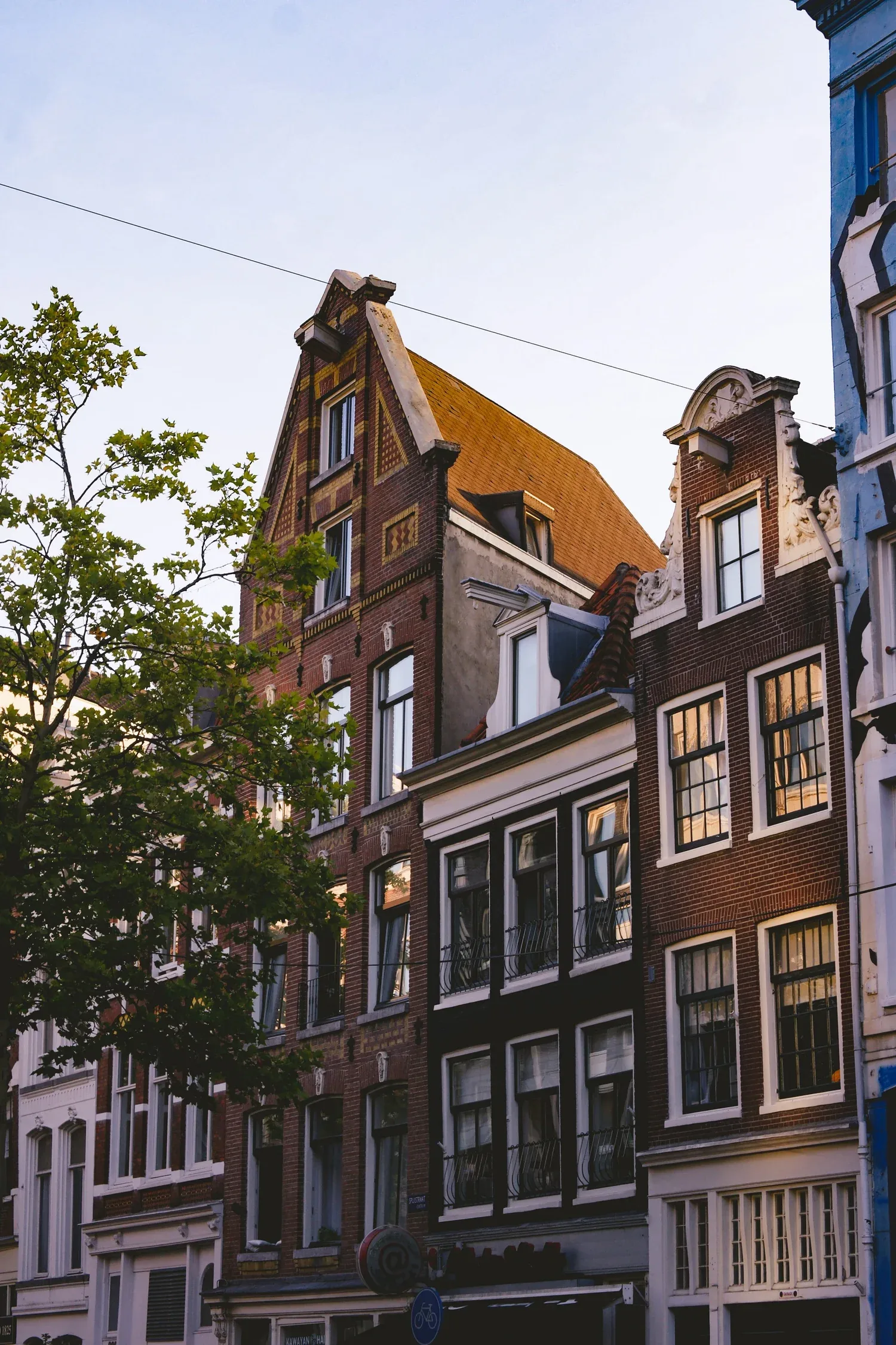 Amsterdamse gracht met grachtenpanden bij schemering — Nieuw Amsterdams Huys