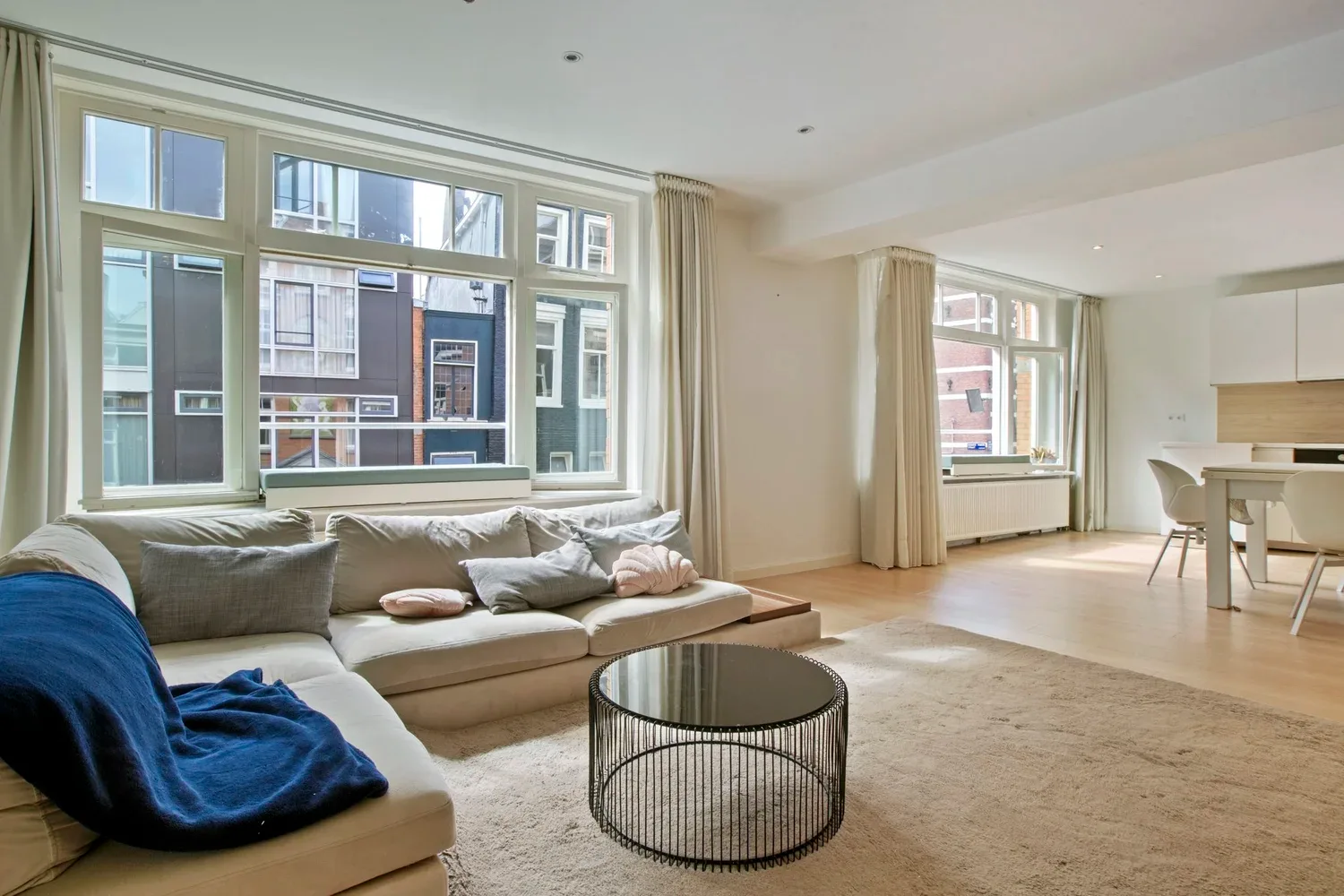 Licht en ruim Amsterdams appartement met grote ramen — woning verkopen met Nieuw Amsterdams Huys