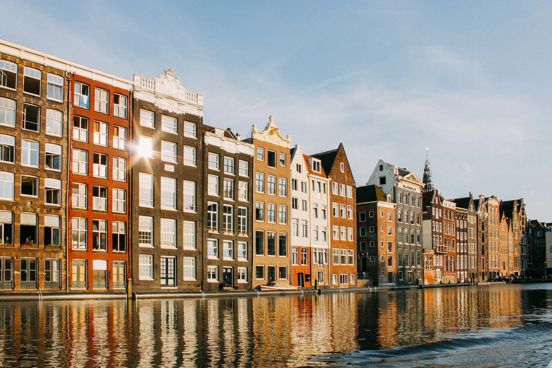 Amsterdamse grachtenpanden met weerspiegeling in het water