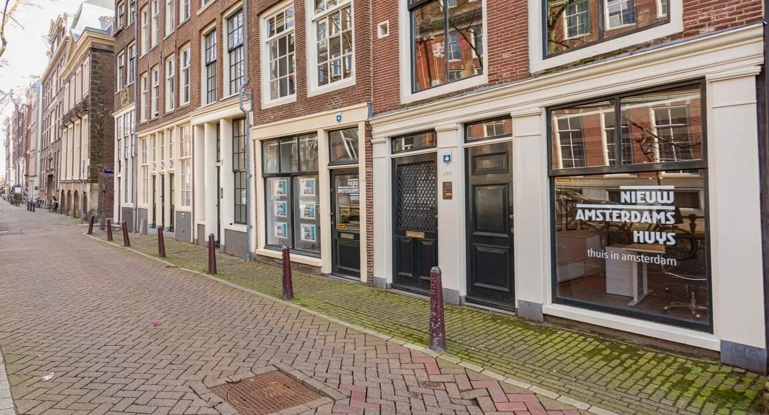 Nieuw Amsterdams Huys kantoor aan een Amsterdamse gracht — thuis in Amsterdam