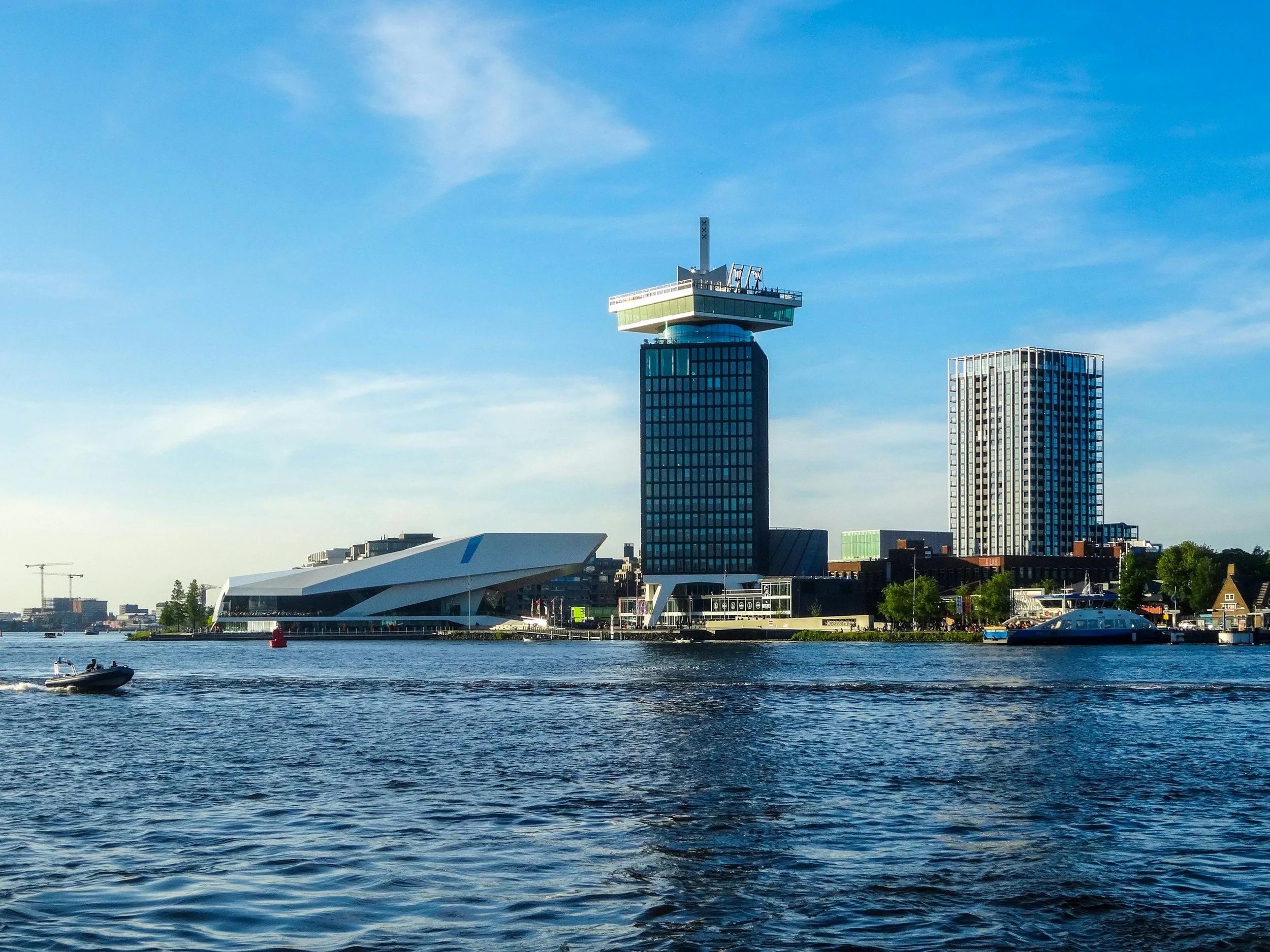 Uitzicht over het IJ met het Eye-filmmuseum en de A'DAM Toren in Amsterdam Noord